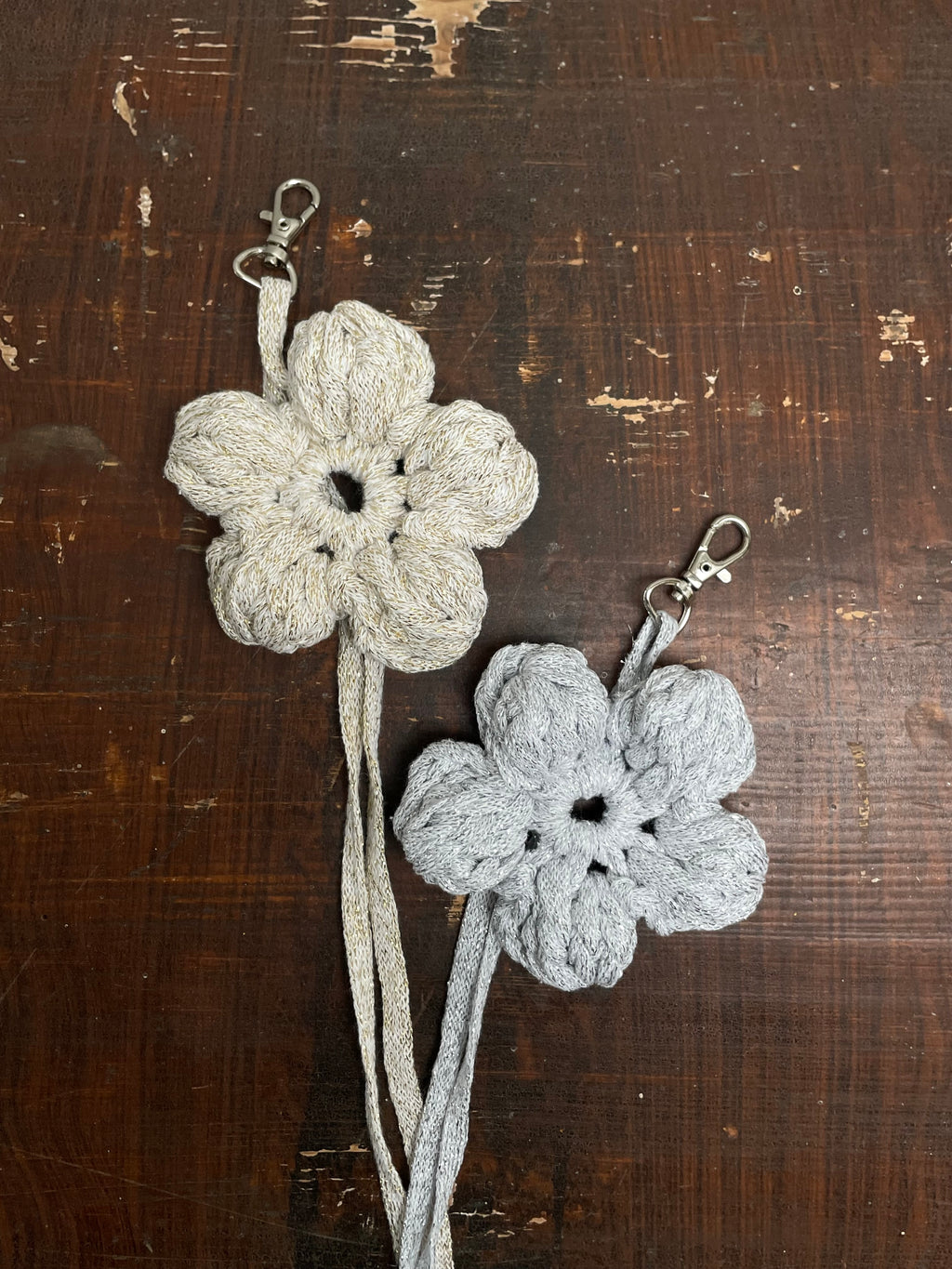 Flower bag charm - Creme gold